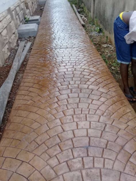 Photo d'une allée en béton imprimé, motif pavé en éventail de teinte ocre