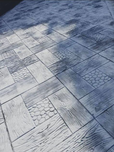 Photo rapprochée d'un béton imprimé associant plusieurs motifs et reliefs