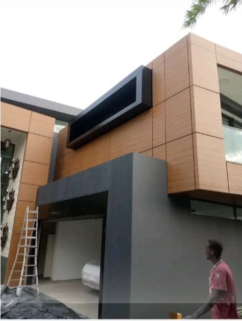 Photo de chantier : volumes superposés habillés de panneaux composites bois et anthracite
