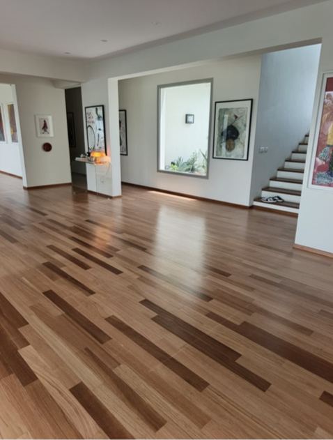 Photo d'un séjour au parquet composé de lames de teintes contrastées