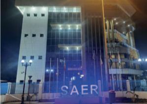 Vue nocturne du bâtiment SAER Emploi rénové, façade éclairée portant l'enseigne